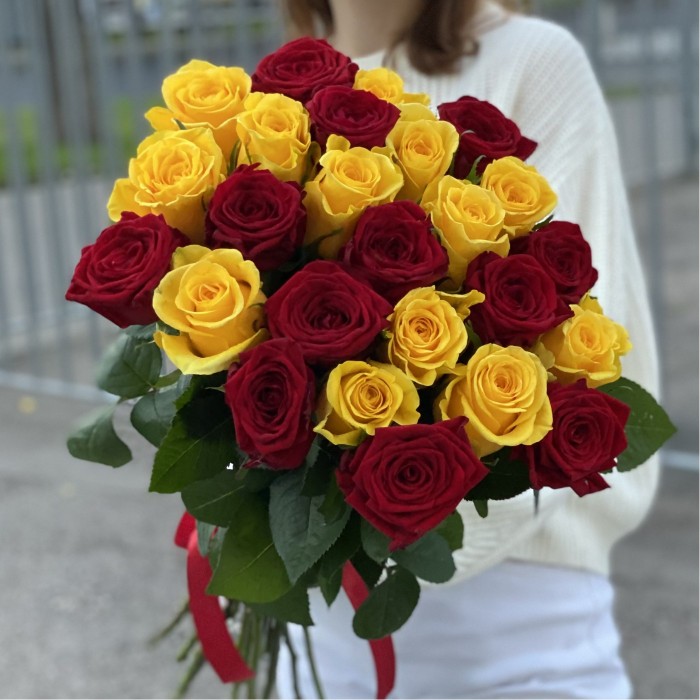 25 красных и желтых роз 60 см